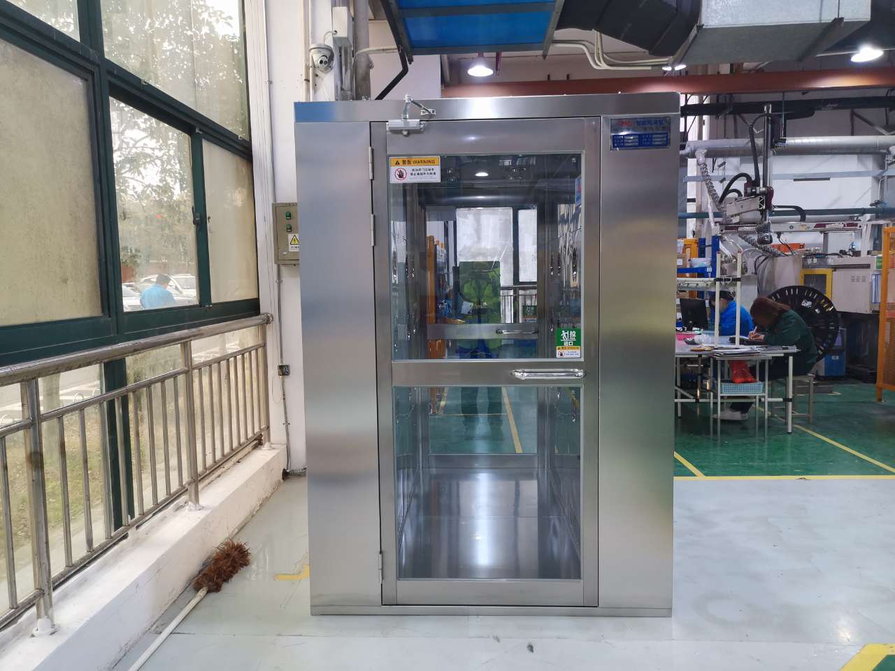 濟寧科力光電產業(yè)有限責任公司風淋室安裝現(xiàn)場